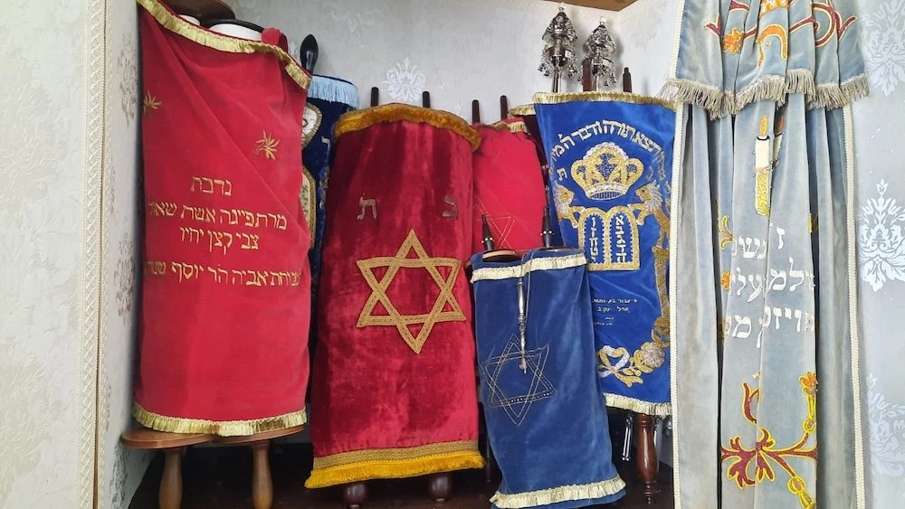 Sefer Torah in Ohel Jacob Synagogue - portuguese sephardic jews