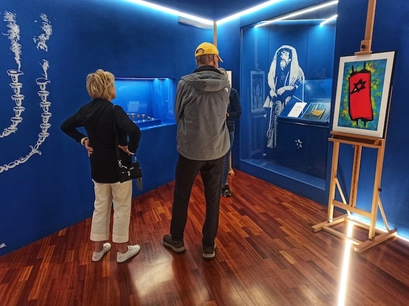 Two guests inside the Jewish Museum of Belmonte
